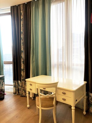 3 bedrooms, desk, laptop workspace, blackout curtains - 3 Bedroom Apartment Leon Muk4B (Odesa)