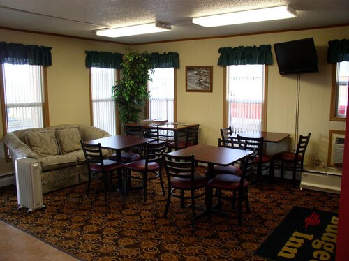 Budget Inn / 2 Queen Bed-Smoking