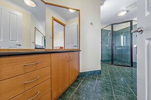 Apartment, 3 Schlafzimmer | Badezimmer | Dusche, Handtücher