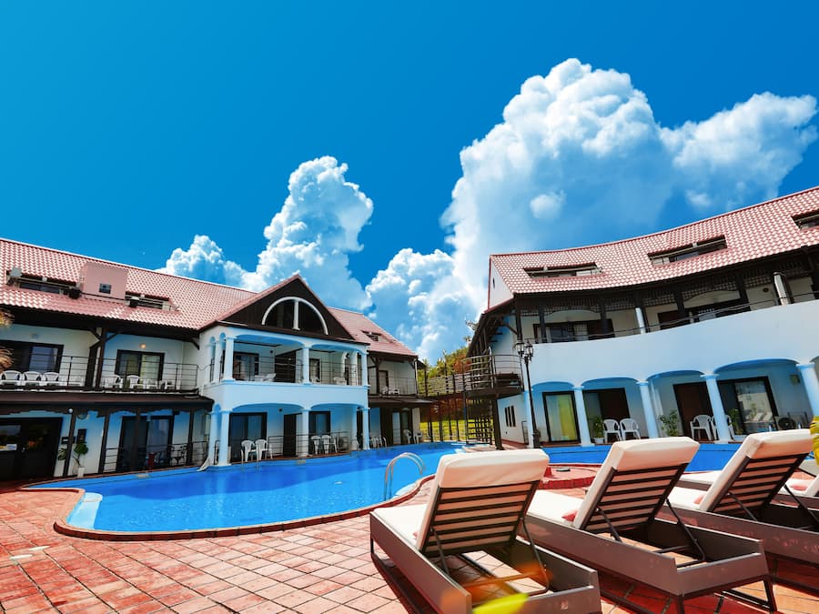 Una piscina al aire libre de temporada