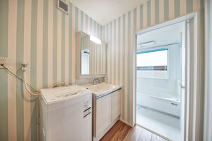 Bañera y ducha independientes y artículos de higiene personal gratuitos