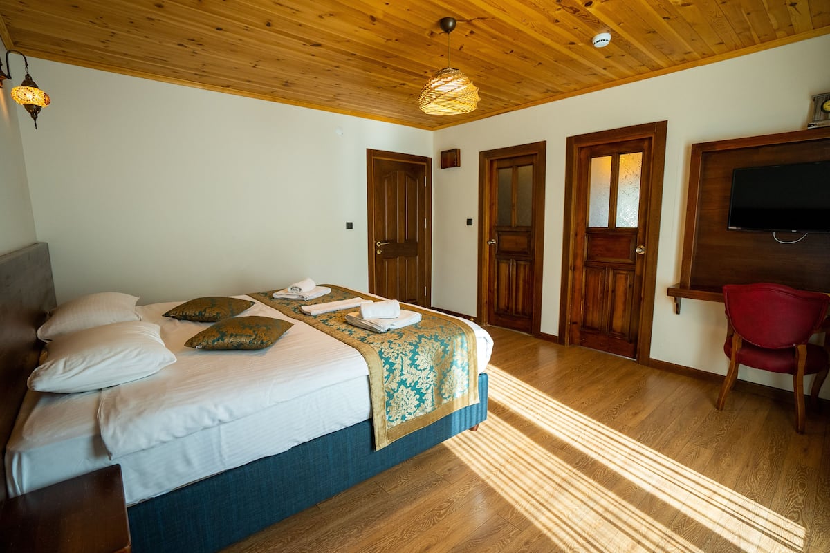 Family Room | 1 bedroom, Tempur-Pedic beds, desk, soundproofing
