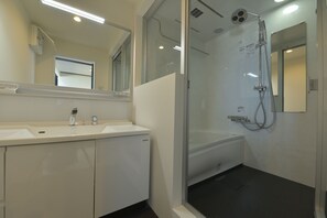 HAGANE for 8 Guests, 0102 | Bathroom | Combined shower/tub, free toiletries, hair dryer, slippers - Ocean Base HAGANE (Izumo)