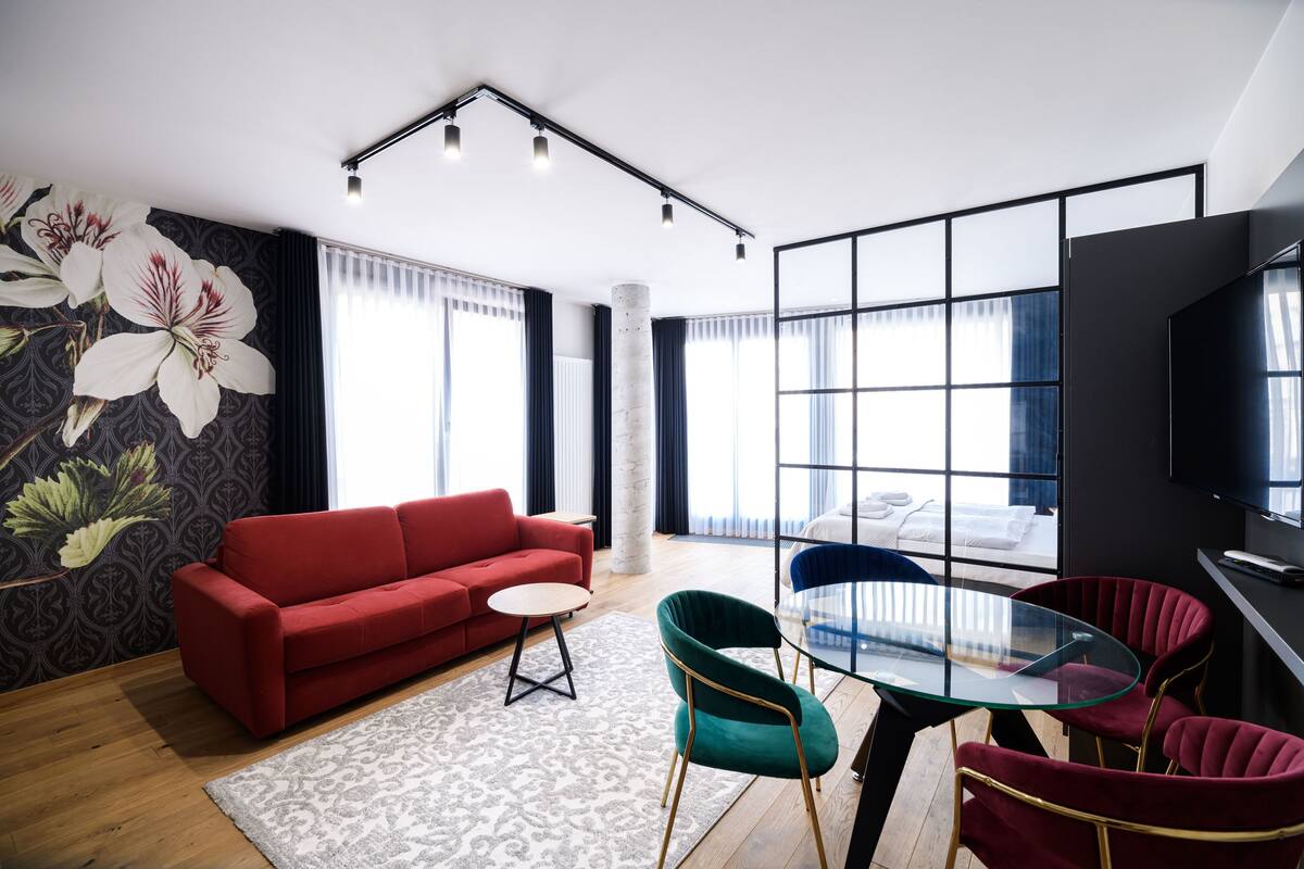 Deluxe Studio Suite | Living area | 46-inch LED TV with satellite channels, TV