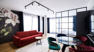 Deluxe-studiosviitti | Oleskelualue | 46–tuumainen LED-televisio, jossa satelliittikanavat