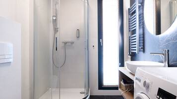 Deluxe Studio Suite | Bathroom | Shower, hydromassage showerhead, free toiletries, hair dryer