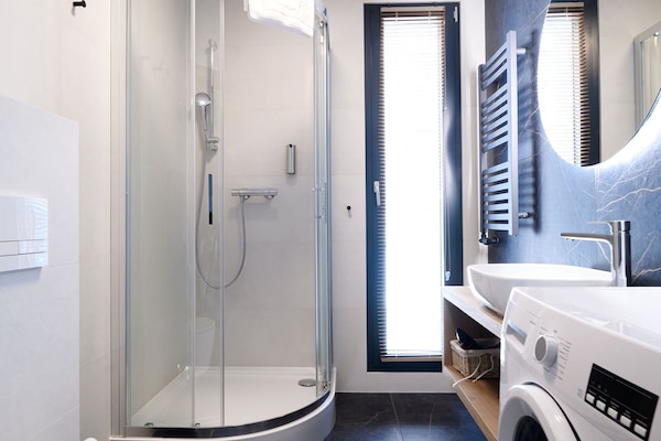 Deluxe Studio Suite | Bathroom | Shower, hydromassage showerhead, free toiletries, hair dryer