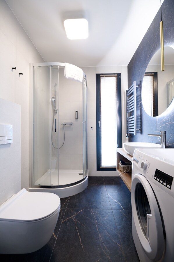 Deluxe Studio Suite | Bathroom | Shower, hydromassage showerhead, free toiletries, hair dryer
