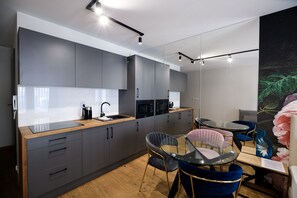 Superior Studio Suite | Private kitchenette | Stovetop, coffee/tea maker, electric kettle, cookware/dishes/utensils - Inspire Miodova Residence (Kraków)