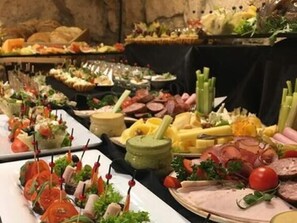 Buffet déjeuner servi tous les jours en supplément