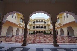 Courtyard - Hotel Raj Bagh Palace (Amer)