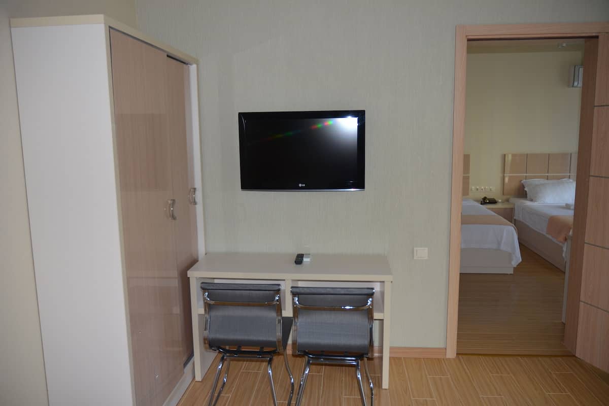 Family Suite | 2 bedrooms, minibar, desk, free WiFi