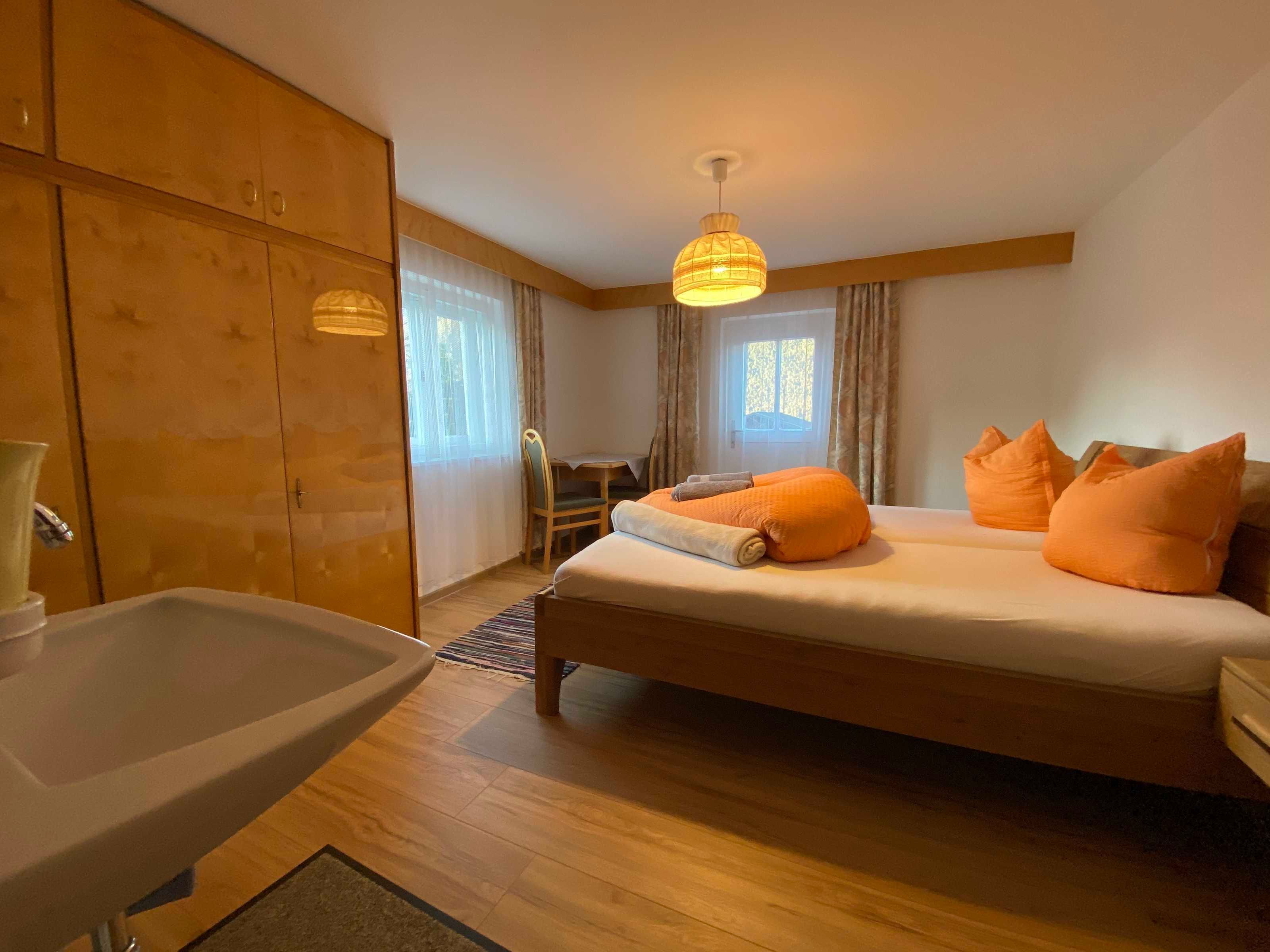 8 Schlafzimmer, Schreibtisch, Bügeleisen/Bügelbrett, Reisekinderbett