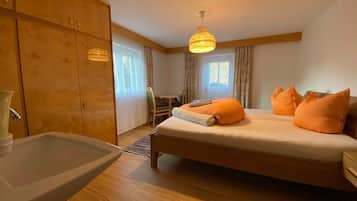 8 Schlafzimmer, Schreibtisch, Bügeleisen/Bügelbrett, Reisekinderbett