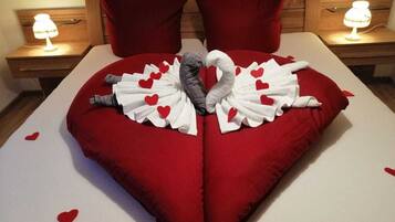 8 bedrooms, desk, iron/ironing board, travel cot