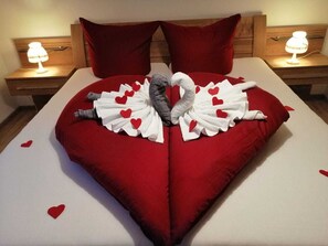 8 Schlafzimmer, Schreibtisch, Bügeleisen/Bügelbrett, Reisekinderbett