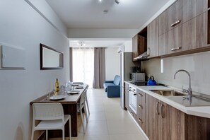 Full-size fridge, oven, dishwasher, electric kettle