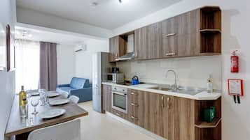 Großer Kühlschrank, Ofen, Geschirrspüler, Wasserkocher