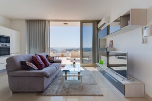 40-inch TV with cable channels - Superlative Penthouse With Spacious Terrace (Gzira)