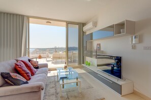 40-inch TV with cable channels - Superlative Penthouse With Spacious Terrace (Gzira)