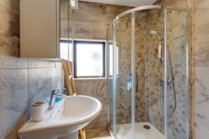 Lejlighed (1 Bedroom) | Badeværelse | Bruser, hårtørrer, håndklæder, Toiletpapir