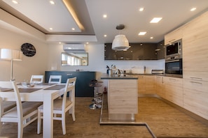 Huoneisto (1 Bedroom) | Yksityinen keittiö | Täysikokoinen jääkaappi, mikroaaltouuni, uuni, astianpesukone