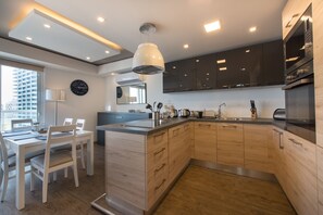 Appartement (1 Bedroom) | Cuisine privée | Grand réfrigérateur, micro-ondes, four, lave-vaisselle