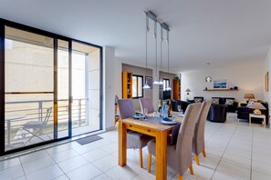 40-英寸液晶电视 （配备有线频道）、电视