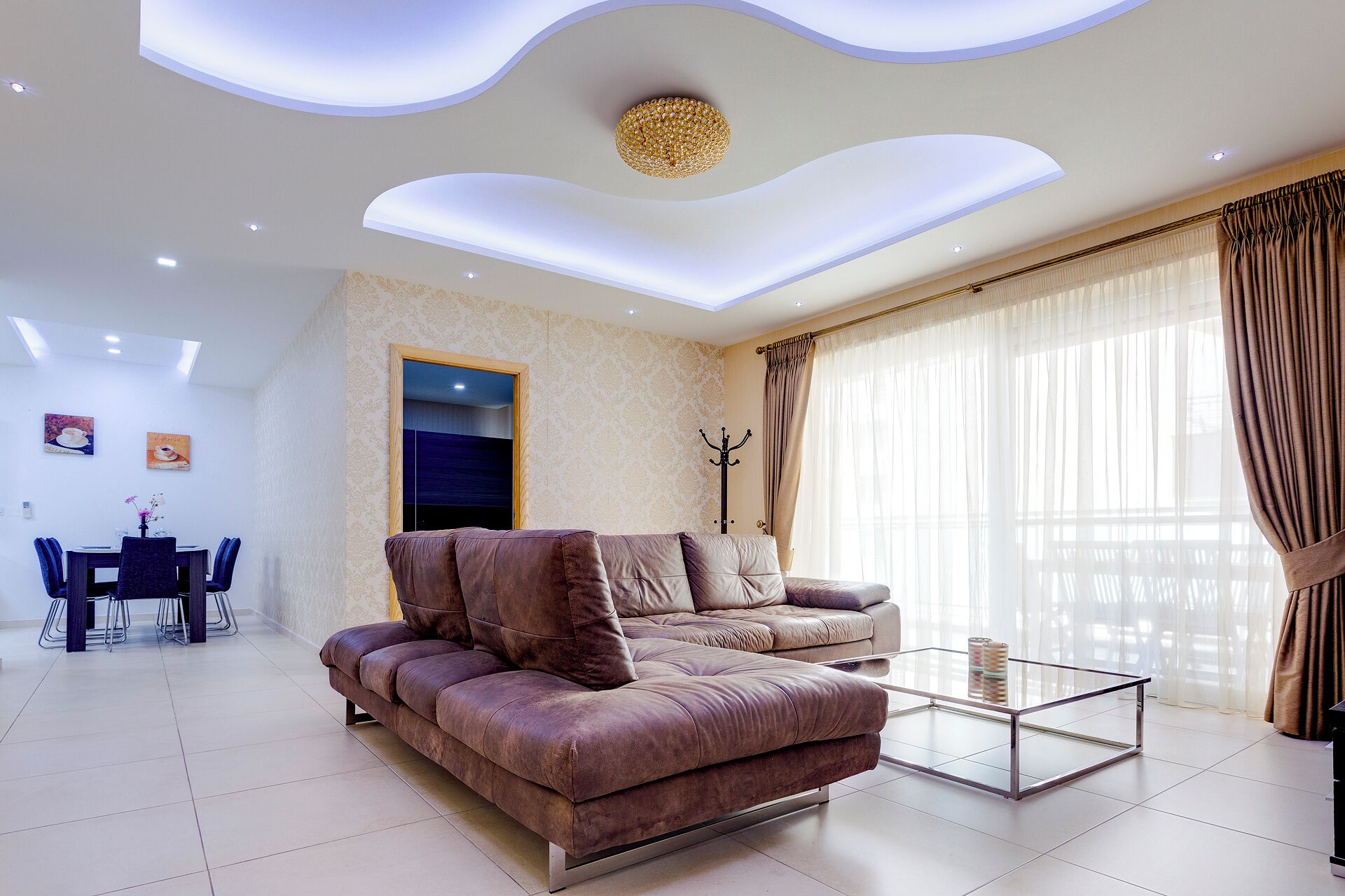 تلفزيون بحجم 40-بوصة يعرض قنوات تلفزيونية باشتراك مدفوع