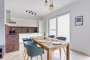 Großer Kühlschrank, Mikrowelle, Ofen, Wasserkocher