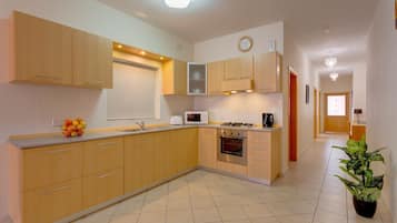 Huoneisto (2 Bedrooms) | Yksityinen keittiö | Täysikokoinen jääkaappi, mikroaaltouuni, uuni, vedenkeitin