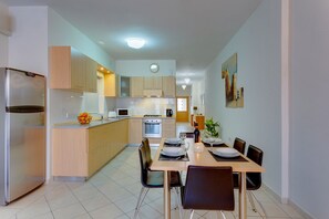 Großer Kühlschrank, Mikrowelle, Ofen, Wasserkocher