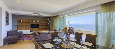 Full-size fridge, microwave, oven, dishwasher