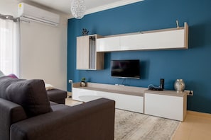 40-inch LCD TV with cable channels, TV