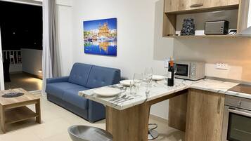 Full-size fridge, microwave, oven, stovetop