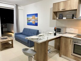 Refrigerador con freezer, microondas, horno, placa de cocina