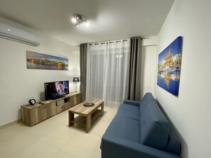 40-inch flat-screen TV with cable channels, TV - Centric and Modern Penthouse Close to Amenities (Msida)