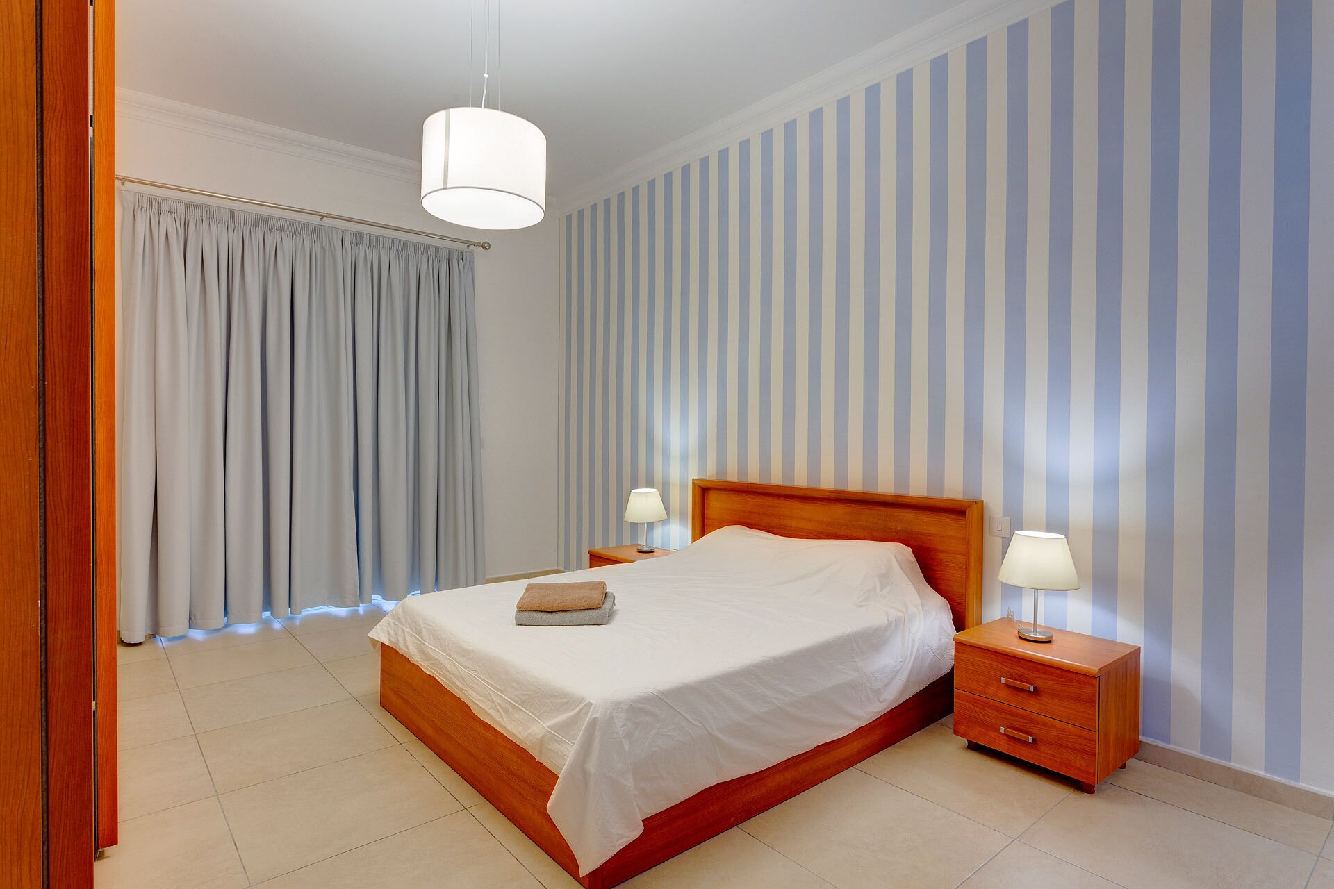 2 sovrum, skrivbord, arbetsyta för laptop och strykjärn/strykbräda