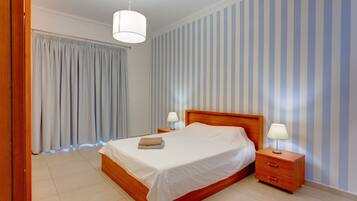 2 sovrum, skrivbord, arbetsyta för laptop och strykjärn/strykbräda