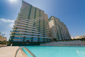 Outdoor pool, pool loungers - Superb Apartment IN Fort Cambridge With Pool (Sliema)
