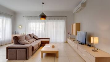 40-tums LCD-tv med kabelkanaler och tv