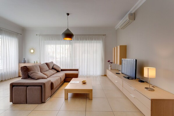40-inch LCD TV with cable channels, TV