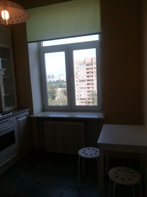 Apartemen | Dapur pribadi | Lemari es, microwave, kompor, dan ketel listrik