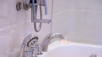 Luxury Quadruple Room, Hot Tub | Bathroom | Jetted bath, rainfall showerhead, designer toiletries, hair dryer