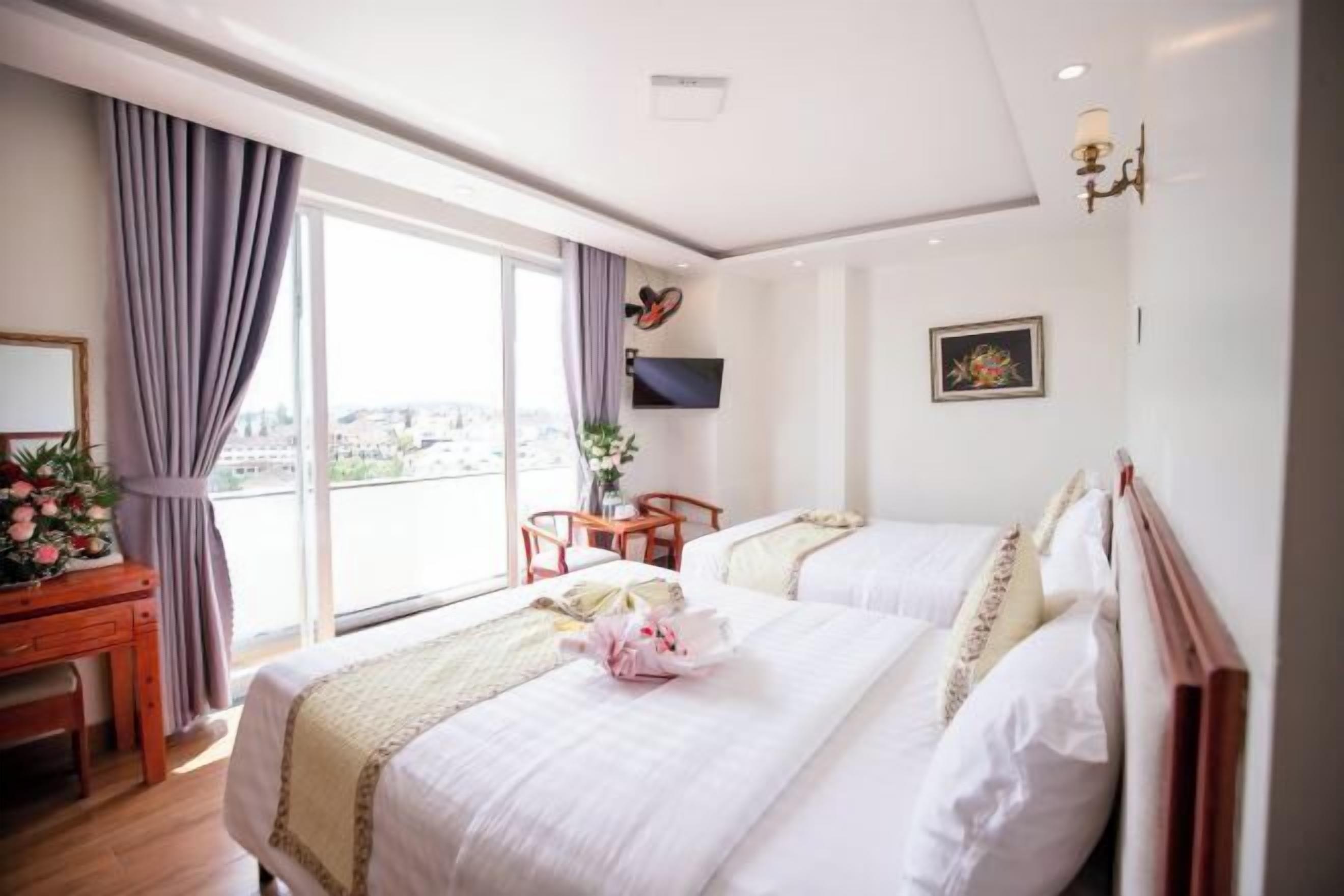 Hypo-allergenic bedding, minibar, desk, laptop workspace