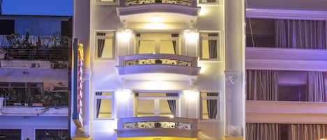 Voorkant accommodatie - avond/nacht