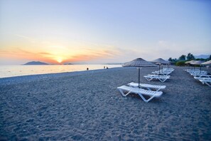 Plage, chaises longues