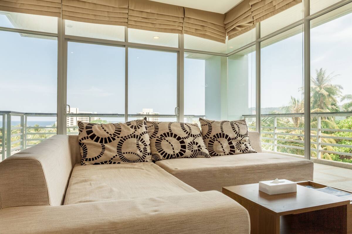 2 Bedroom Superior | Area keluarga | Televisi layar datar 45-inci dengan saluran TV kabel dan TV