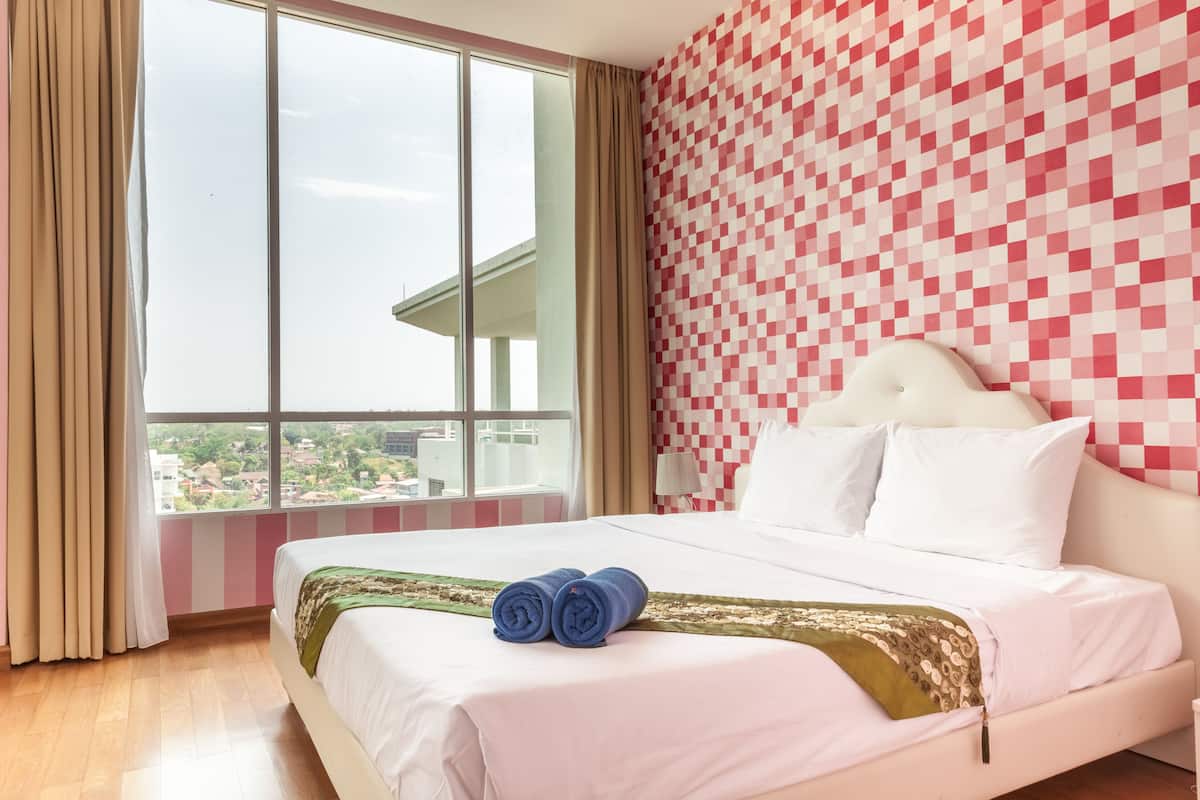 3 Bedroom Jacuzzi | Brankas, meja kerja, Wi-Fi gratis, dan seprai linen