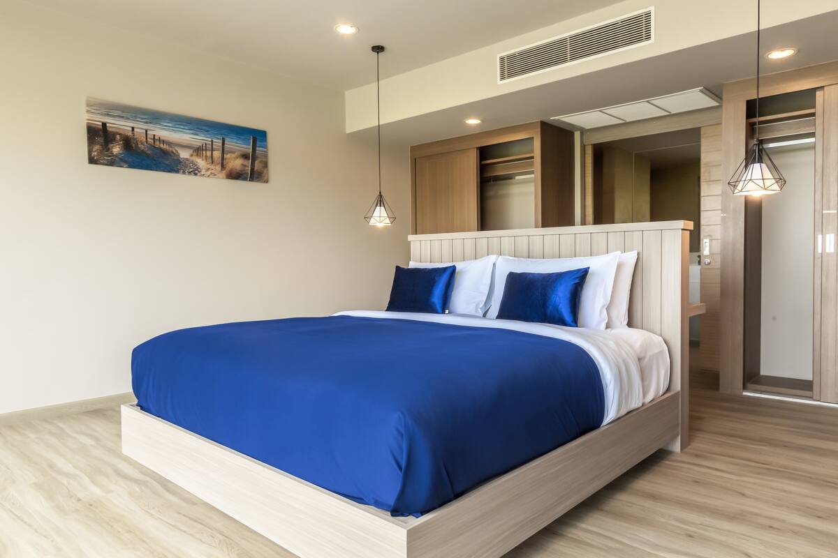 2 Bedroom Grand Pool Side | Brankas, meja kerja, Wi-Fi gratis, dan seprai linen
